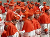 Shromádní kardinálové uvnit baziliky svatého Petra ve Vatikánu