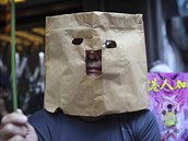 Úastníci nedlního protestu podle AP skandovali heslo nosit masku není...