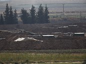 Technika turecké armády kousek od hranic se Sýrií. Turecká armáda práv...