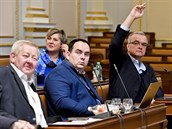 Pedseda poslaneckého klubu TOP 09 Miroslav Kalousek (vpravo) pi hlasování na...