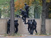 Policisté zasahují v nmeckém Halle, kde byli nejmén dva lidé zabiti pi útoku...