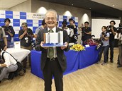 Laureát Nobelovy ceny za chemii Akira Yoshino s modelem lithium-iontové baterie.