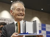 Lauret Nobelovy ceny za chemii Akira Yoshino s modelem lithium-iontov baterie.
