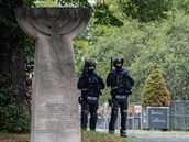 Policisté po stelb v Halle hlídají synagogu v Dráanch
