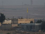 lenové kurdských jednotek drí hlídku v mst Tel Abyad v Sýrii