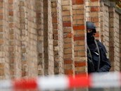 Policista stojí poblí synagogy, kde dolo ke stelb