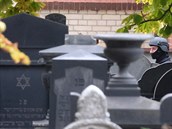 Policista na idovském hbitov poblí místa inu