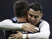 Cristiano Ronaldo se raduje z gólu se stelcem první branky Paulem Dybalou.
