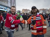 Fanouci ped zápasem NHL v Praze.