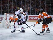 Philadelphia Flyers vs. Chicago Blackhawks. Jakub Voráek (vpravo) stíhá Erika...