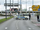 Nmetí policisté blokují silnici v Halle.