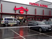 Finská policie ped nákupním centrem Herman, v nm se nachází stední kola,...