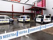 Finská policie ped nákupním centrem Herman, v nm se nachází stední kola,...