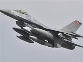Americká stíhaka F-16.