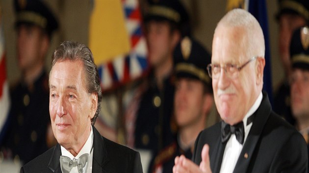 Exprezident Václav Klaus a zp�vák Karel Gott.
