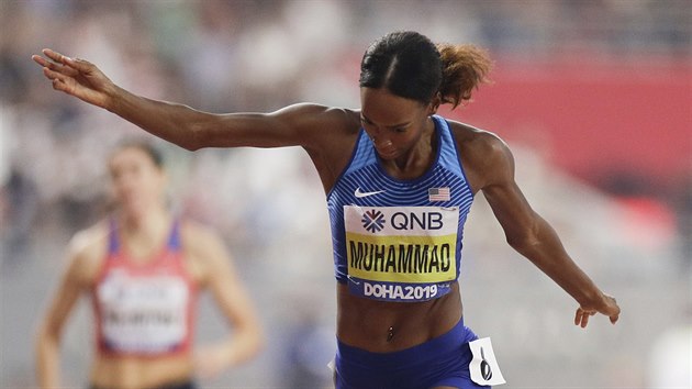 Dalilah Muhammadová v cíli zlatého závodu na MS 2019 na 400 metr pekáek. Za...