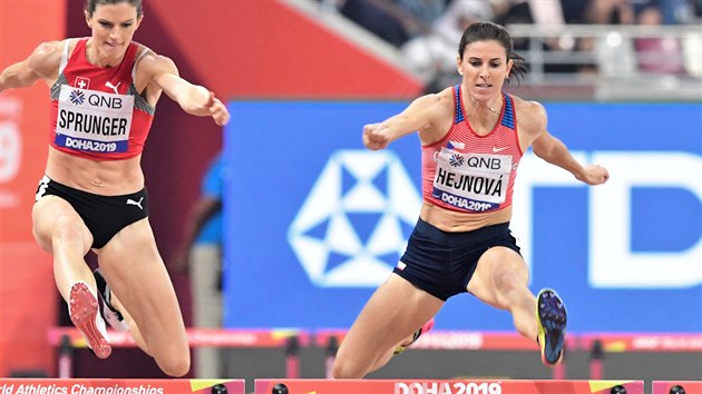 Mistrovství svta v atletice 2019 v Dauhá. Zuzana Hejnová z R (vpravo) ve...