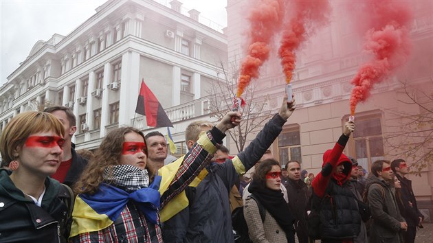 Lidé protestující v Kyjev proti plánu ukrajinského prezidenta udlit autonomii...