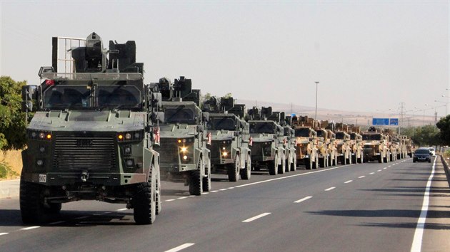 Turecký konvoj poblí hranic se Sýrií