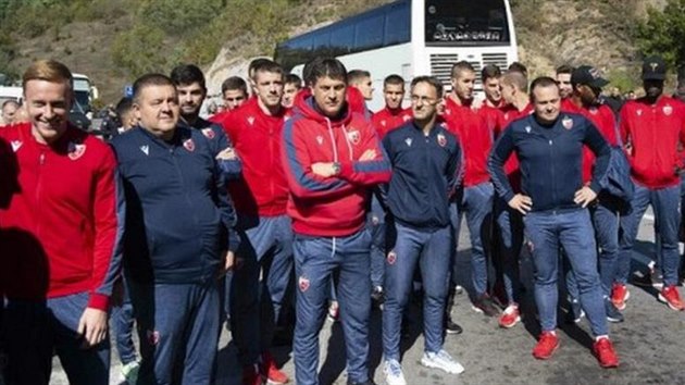Fotbalisté Crvene Zvezdy Blehrad na hranicích s Kosovem.