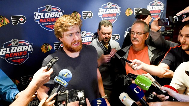 Jakub Voráek odpovídá v Praze novinám.