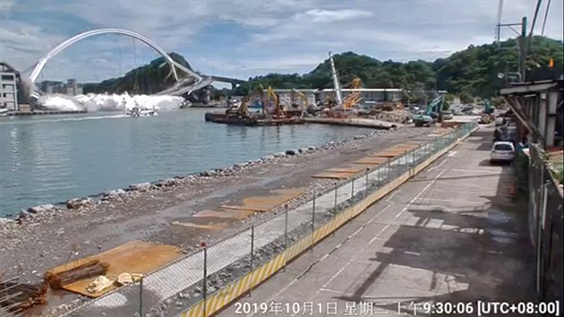 Zábry prmyslové kamery na Tchaj-wanu ukazují, jak se zítil most.
