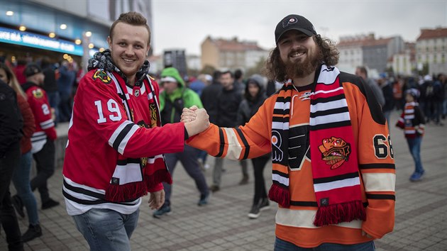 Fanouci ped zpasem NHL v Praze.