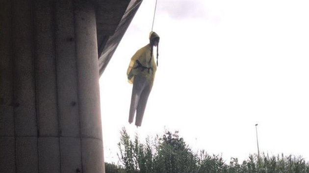 Figurína na most, mla by vypadat jako aktivistka Greta Thunbergová.