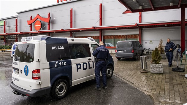 Finská policie ped nákupním centrem Herman, v nm se nachází stední kola, v...