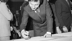 Zp�vák Karel Gott p�i podpisu Anticharty