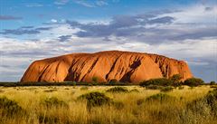 Turisté zaplavují australskou horu Uluru, kam bude zakázán vstup