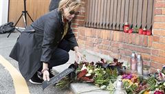 VIDEO: Fanoušci Gotta se přišli poklonit památce zpěváka k jeho vile, na místě zapalují svíčky