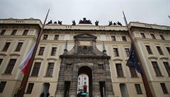 Na počest zemřelého Karla Gotta byla právě na I. nádvoří Pražského hradu... | na serveru Lidovky.cz | aktuální zprávy