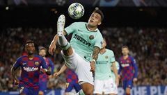 Lautaro Martinez v akrobatické poloze.