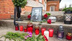 Lidé pokládali kv�tiny a sví�ky na pietním míst� u vily J.A Bati ve Zlín� k...