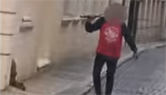 VIDEO: Cizinec v Praze ukradl 1,5metrov stedovk me. Bhal s nm pod Petnem a toil na kolemjdouc