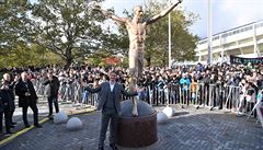Ibrahimovič zval školáky na odhalení své sochy. Nejde o oficiální propustku, korigovala městská rada