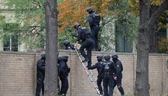 Policisté zasahují v n�meckém Halle, kde byli nejmén� dva lidé zabiti p�i útoku...