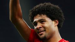 Serge Gnabry zdraví fanouky Bayernu po tyech gólech do sít Tottenhamu.