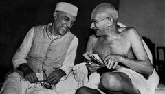 Mahátma Gándhí, indický politik a myslitel (vpravo) a pedseda Indického...