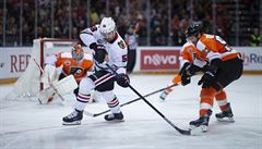 Philadelphia Flyers vs. Chicago Blackhawks. Jakub Vorá�ek (vpravo) stíhá Erika...