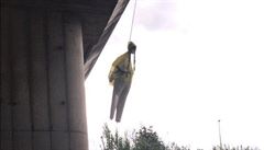 V Itlii vyetuj ppad copat figurny aktivistky Grety poven z mostu