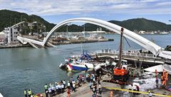 VIDEO: Na Tchaj-wanu se pod cisternou ztil most. Trosky uvznily rybsk lod