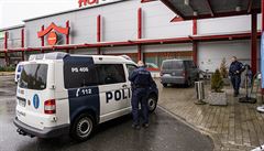 Finská policie ped nákupním centrem Herman, v nm se nachází stední kola, v...