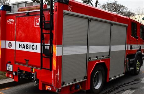 Muž spadl při čištění sila na jeho dno a vážně se zranil. Hasiči se báli, že ho zasype šrot