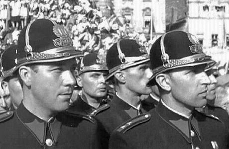 Pratí policisté po osvobození v kvtnu 1945 pi píjezdu prezidenta Edvarda...