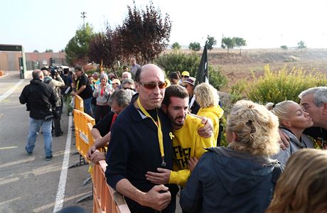 Lid�, kte�� �ekali p�ed v�znic� na verdikt ve v�ci katal�nsk�ch politik�.