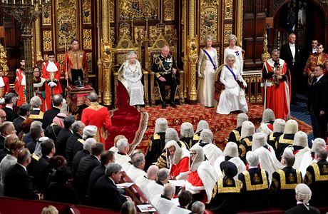 Britsk krlovna Albta II. pi zahjen schze parlamentu.