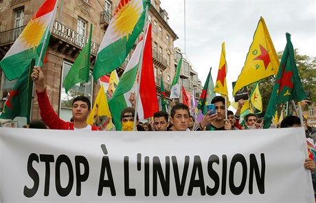 „Zastavte invazi.“ V Paříži v sobotu proti postupu Turecka v severní Sýrii...