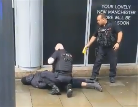 Policie znekoduje mue v nákupním centru v anglickém Manchesteru.